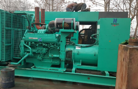 木里发电机组如何判断水冷式机油散热器内部是否需要清洗？